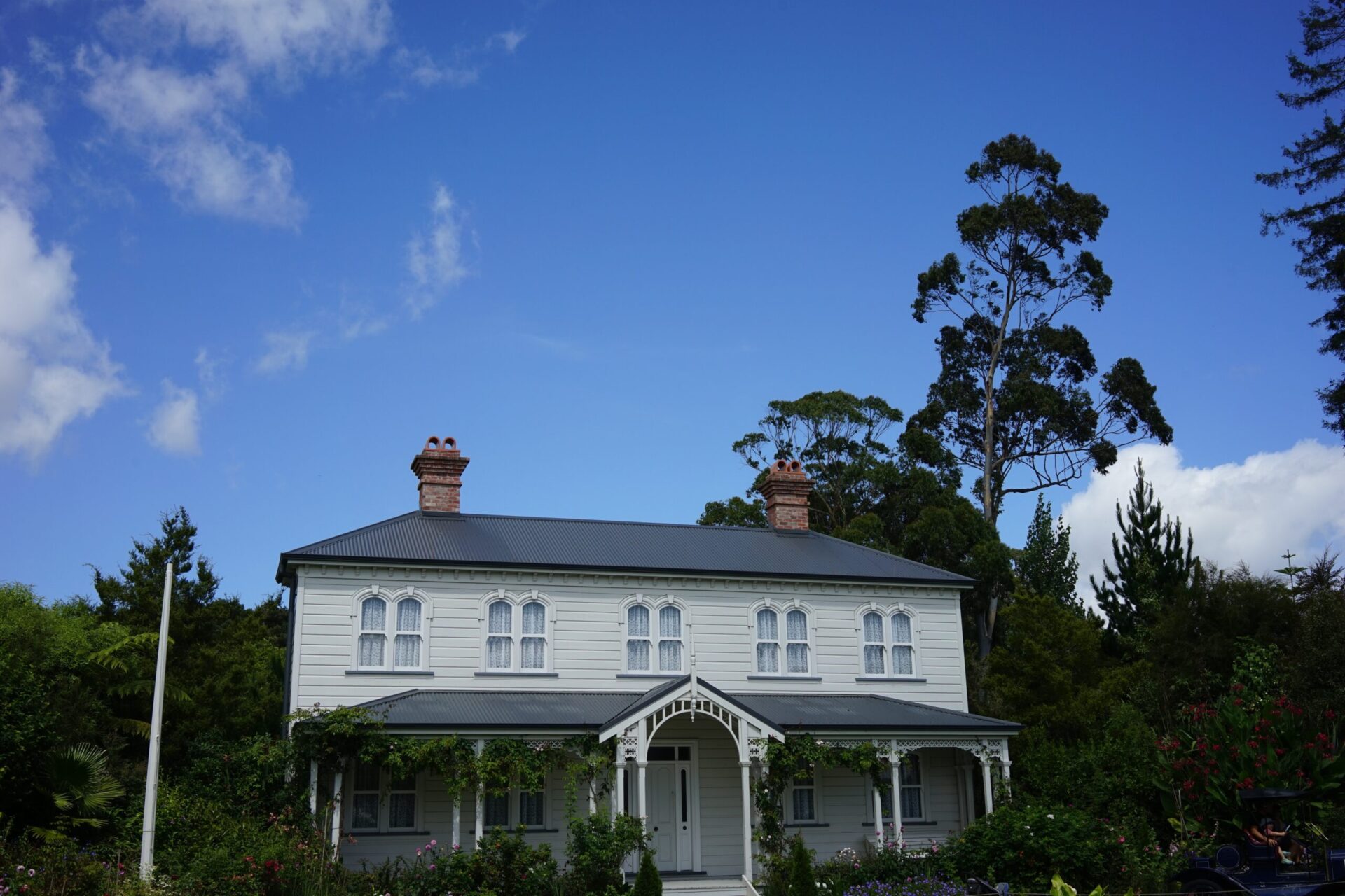 A beautiful shot of a white building in Hamilton Gardens, New Zealand under a blue sky